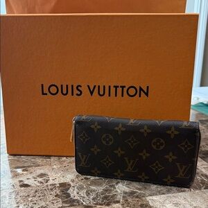 LIKE NEW Louis Vuitton Black and Gold Monogram Wallet
